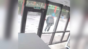 Мужчина разбил окно полицейского поста в Астане